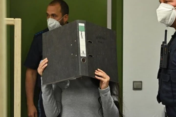 படுக்கையில் சிறுநீர் கழித்ததற்காக சிறுமியை நாய் போல கட்டிப்போட்டு கொலை செய்த வழக்கு: ஜேர்மன் பெண்ணுக்கு சிறை