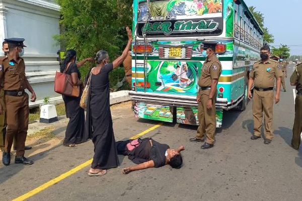 தாய்மாரிடம் அநாகரீகமாக நடத்துக்கொண்ட பொலிஸார்! மட்டுவில் பெரும் பதற்றம் | Jaffna Police Treating Mothers Indecently Mahinda