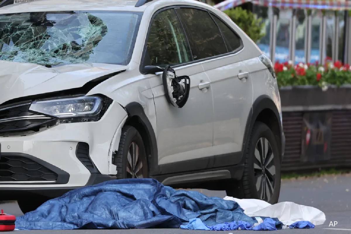ஜேர்மனியில் மக்கள் கூட்டத்துக்குள் புகுந்த கார்: இருவர் பலி | 2 Dies In Car Plouging In Crowd In Germany