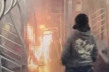 தொடருந்தில் நித்திரையிலிருந்த இளம் பெண்ணை தீ வைத்து எரிப்பு