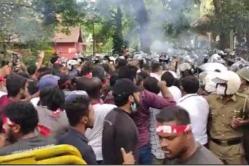 பொலிஸாரை நிலைகுலைந்து ஓட வைத்த பல்கலைக்கழக மாணவர்கள் (Video)