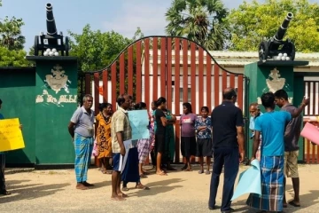 பொலீசார் மீது நம்பிக்கை இல்லை ; இராணுவ முகாமை அகற்ற வேண்டாம் ; யாழில் போராட்டம்!