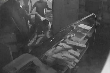 ත්‍රී රෝධ රථයක් මෝටර් රථයක ගැටුණු දරුණු අනතුර ( CCTV VIDEO)