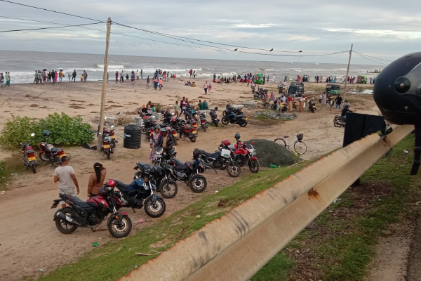 காலநிலை சீற்றத்திற்கு நடுவில் புதினம் பார்க்க வந்த தமிழர் பகுதி மக்கள் | People Came To See The Novel Amidst Weather Chaos