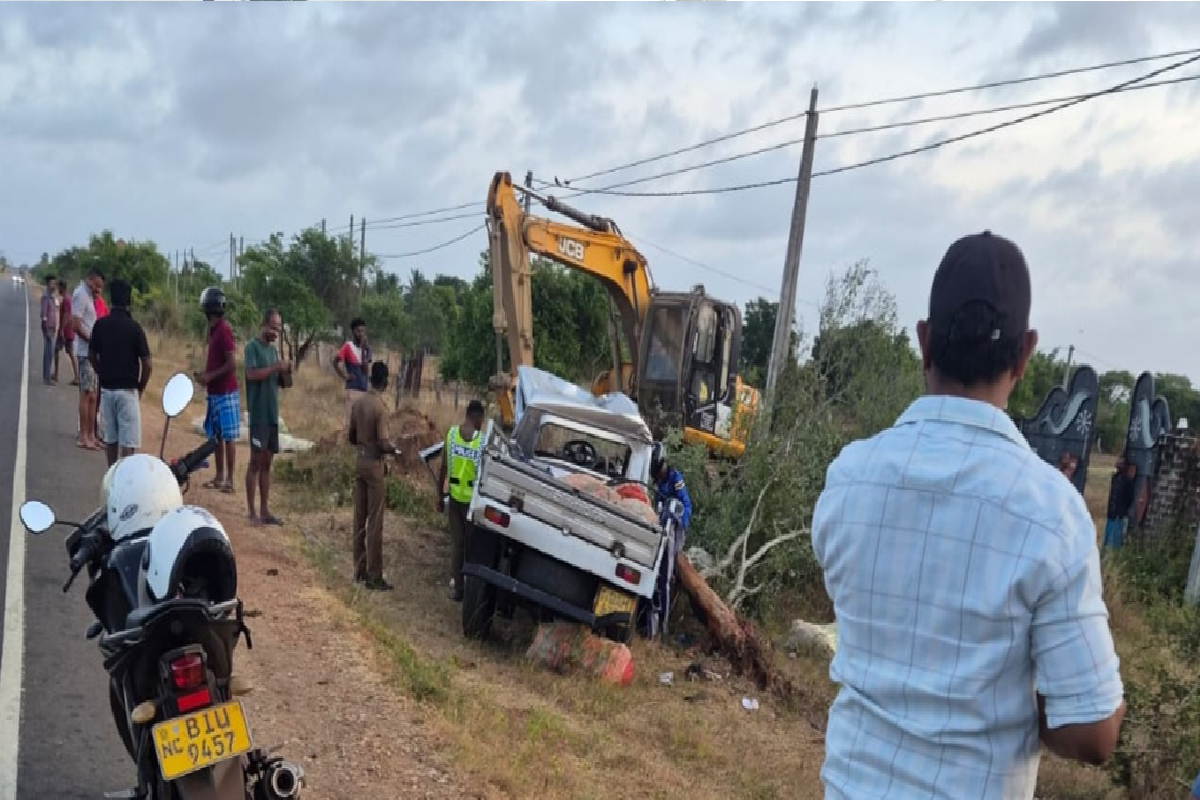 யாழ்ப்பாணம் பயணித்த வாகனம் வவுனியாவில் கோர விபத்து; இருவர் பலி ! | Vehicle Bound Jaffna Accident In Vavuniya 2 Dead