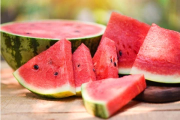 தண்ணீர் பழத்தை பிரிட்ஜில் வைத்து சாப்பிடலாமா? அதிர்ச்சி தகவல் இதோ