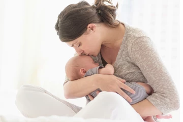 ஒரு நாளைக்கு எத்தனை லிட்டர் தாய்ப்பால் சுரக்கின்றது தெரியுமா? முதல் தாய்ப்பால் இப்படித்தான் தயாராகிறது!