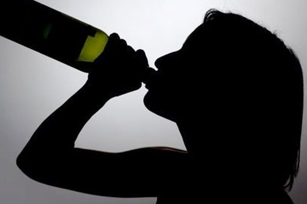 வகுப்பறையில் மது அருந்திய மாணவிகள்; பரவிய வீடியோ - 6 பேர் சஸ்பெண்ட் | 6 Students Drink Liquor Video Nellai வகுப்பறையில் மது அருந்திய மாணவிகள்; பரவிய வீடியோ - 6 பேர் சஸ்பெண்ட் | 6 Students Drink Liquor Video Nellai