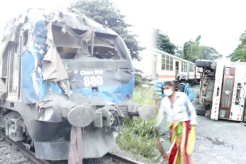 ரயில் மீது லொரி மோதி விபத்து! ரயிலுக்கு பலத்த சேதம் (Video)