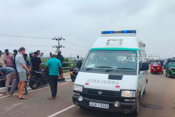 திருகோணமலையில் மற்றுமொரு விபத்து: தம்பதி உட்பட நால்வர் வைத்தியசாலையில்.. | Two Motorcycles Collide Admitted To Hospital திருகோணமலையில் மற்றுமொரு விபத்து: தம்பதி உட்பட நால்வர் வைத்தியசாலையில்.. | Two Motorcycles Collide Admitted To Hospital