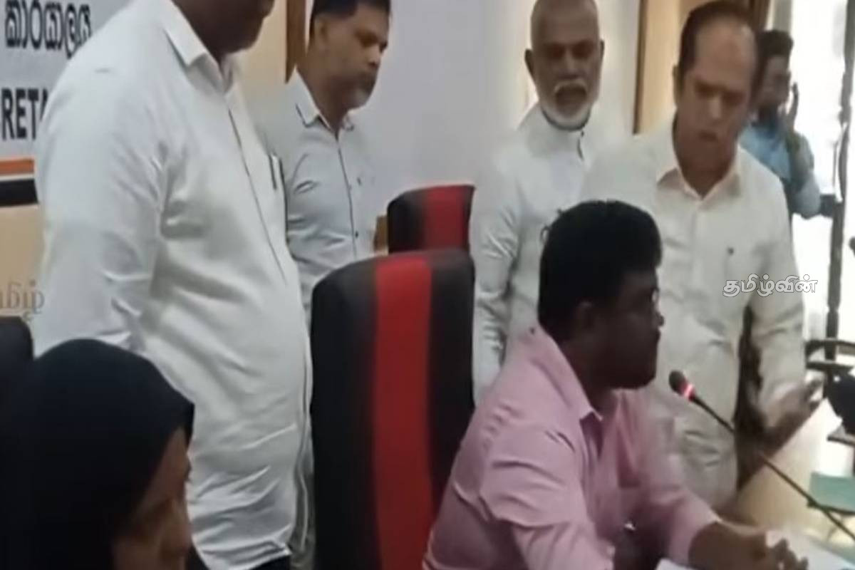 காத்தான்குடி அபிவிருத்திக் குழுக் கூட்டத்தில் பரபரப்பு: எதிர்க்கட்சி உறுப்பினர்கள் வெளியேற்ற முயற்சித்தால் எழுந்த சர்ச்சை | Tension At The Kattankudy Committee Meeting
