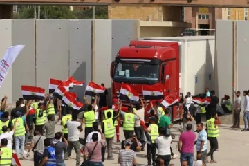 காஸாவில் உதவி மையங்களுக்குள் உணவு தேடி புகுந்த ஆயிரக்கணக்கானோர்