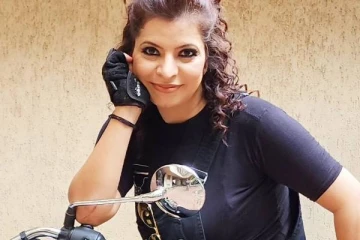 ரூமுக்கு வா சரக்கடிக்கலாம்!! 44 வயது சீரியல் நடிகையிடம் எல்லைமீறிய பிரபல தயாரிப்பாளர்..