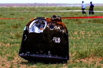 நிலவிலிருந்து புறப்பட்டு பூமியில் தரையிறங்கிய விண்கலம் - உள்ளே இருப்பது என்ன?