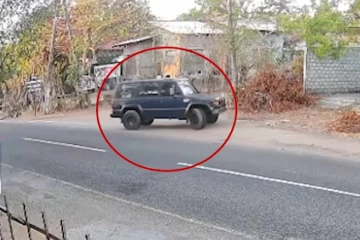 රුපියල් කෝටි 500ක කුඩු ඇල්ලූ පොලිස් උපාය දූතයා මරාදැමීමට ආ ව්‍යාජ පොලිස් ජීප් රථය වලානෙන් අල්ලයි