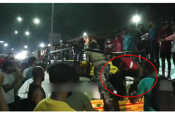 திரையரங்கு முன் அலப்பறை செய்த ரசிகர்கள் ! பால் பாக்கெட் எல்லாம் திருடுறீங்களே.. | Valimai Fans Got Mad