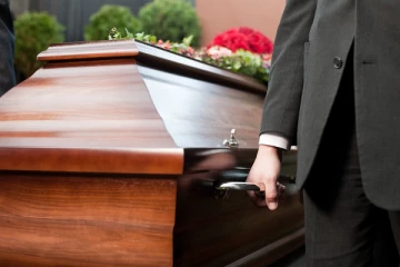 மகனின் இறுதிச்சடங்கில் 13 பேரை சுட்டுக் கொன்ற தந்தை!