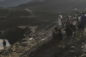 மண்சரிவில் சிக்கி 30 பேர் மாயம்!