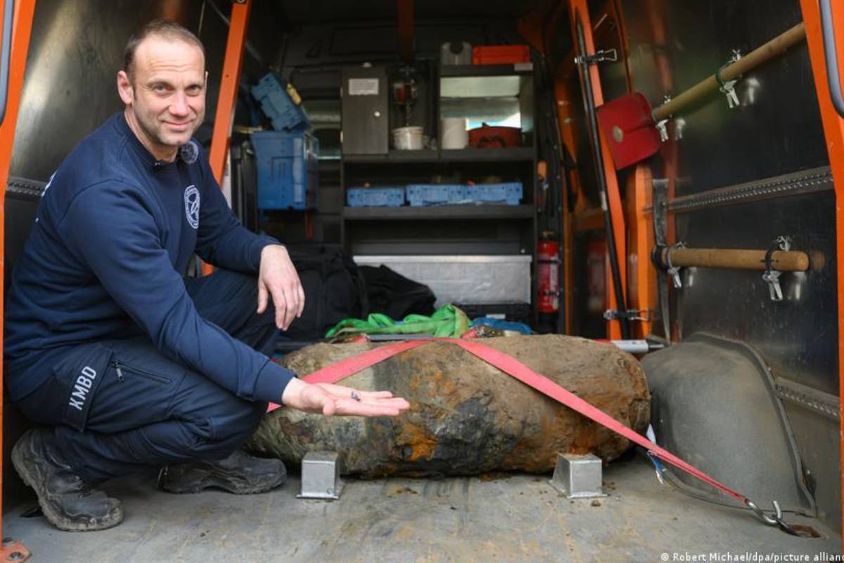 ஜேர்மனியில் கண்டுபிடிக்கப்பட்ட இரண்டாம் உலகப்போர்க்கால வெடிகுண்டு ஏற்படுத்திய பரபரப்பு | World War 2 Bomb Defused In Germany