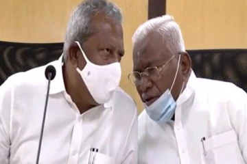 ‘’ சார் நீங்க மைண்ட் வாய்ஸ் -ன்னு நினைச்சு  மைக்ல பேசிட்டிங்க ‘’  - மைக் ஆனி-ல் இருந்தது தெரியாமல் ரகசியம் பேசி சிக்கிய பாஜக எம்.பி