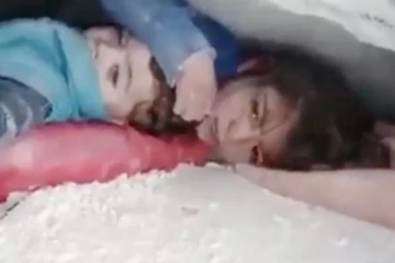 30 மணிநேர போராட்டம்! சகோதரனை அணைத்து காப்பாற்றிய சிறுமி! வைரலாகும் காணொளி