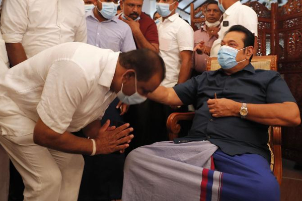 மகிந்தவின் பதவி விலகலைத் தடுக்கும் பொதுஜன பெரமுனவின் காகக்கூட்டங்கள்! - ஐபிசி தமிழ்