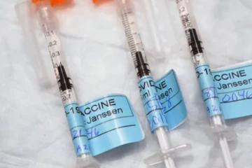 கடுமையான பக்க விளைவை ஏற்படுத்தலாம்: J & J தடுப்பூசியால் மேலும் ஒரு பிரச்சினை