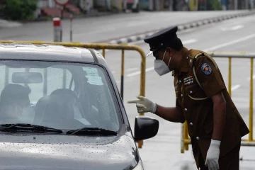 பொலிஸ் சார்ஜென்ட் மீது வாகனத்தை ஏத்திய பேராசிரியர் கைது