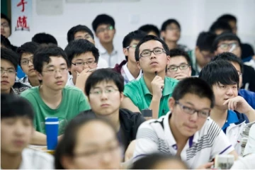 ஆசிரியையாக டிக்டாக் அழகி - ஆர்வமெடுத்து கல்லூரிக்கு குவிந்த மாணவர்கள்!