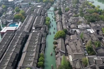 சீனாவில் 1300 ஆண்டுகள் பழமையான தண்ணீரில் மிதக்கும் நகரம்!