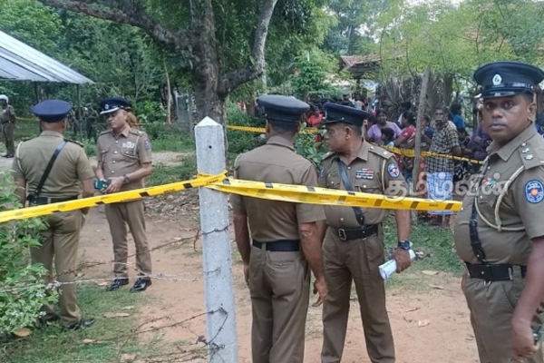 දුවට කෝල් ගත්තත් ආන්සර් කරලා නෑ.. කලබල වුණ මව හදිසියේම දුවගෙන ඇවිත්.. කාන්තාවක් අමානුෂිකව ඝාතනය කර ඇගේ නිවස පිටුපසම වළ දාලා - විමර්ශනවල දී හෙළි වුණ පුදුම හිතෙන හෙළිදරව්වක්.. (PHOTOS) | Crime At Mullaitivu