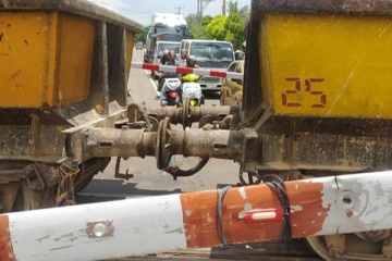 சுண்ணாம்பு ஏற்றிச் சென்ற தொடருந்து இயந்திரம் திடீரென தீப்பற்றியது