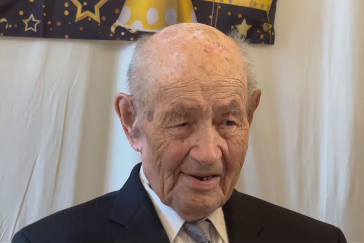 107-வது பிறந்தநாளைக் கொண்டாடும் கனடியர் | Ontario Man Celebrates 107Th Birthday