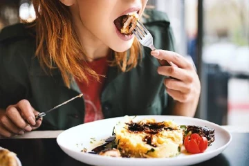 மறந்தும்  இவற்றினை  தயிருடன் சேர்த்து உண்ணாதீர்கள்;  காத்திருக்கும் ஆபத்து!