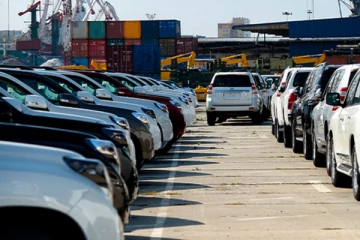 சட்டவிரோத கார் இறக்குமதி; தொழிலதிபர் கைது