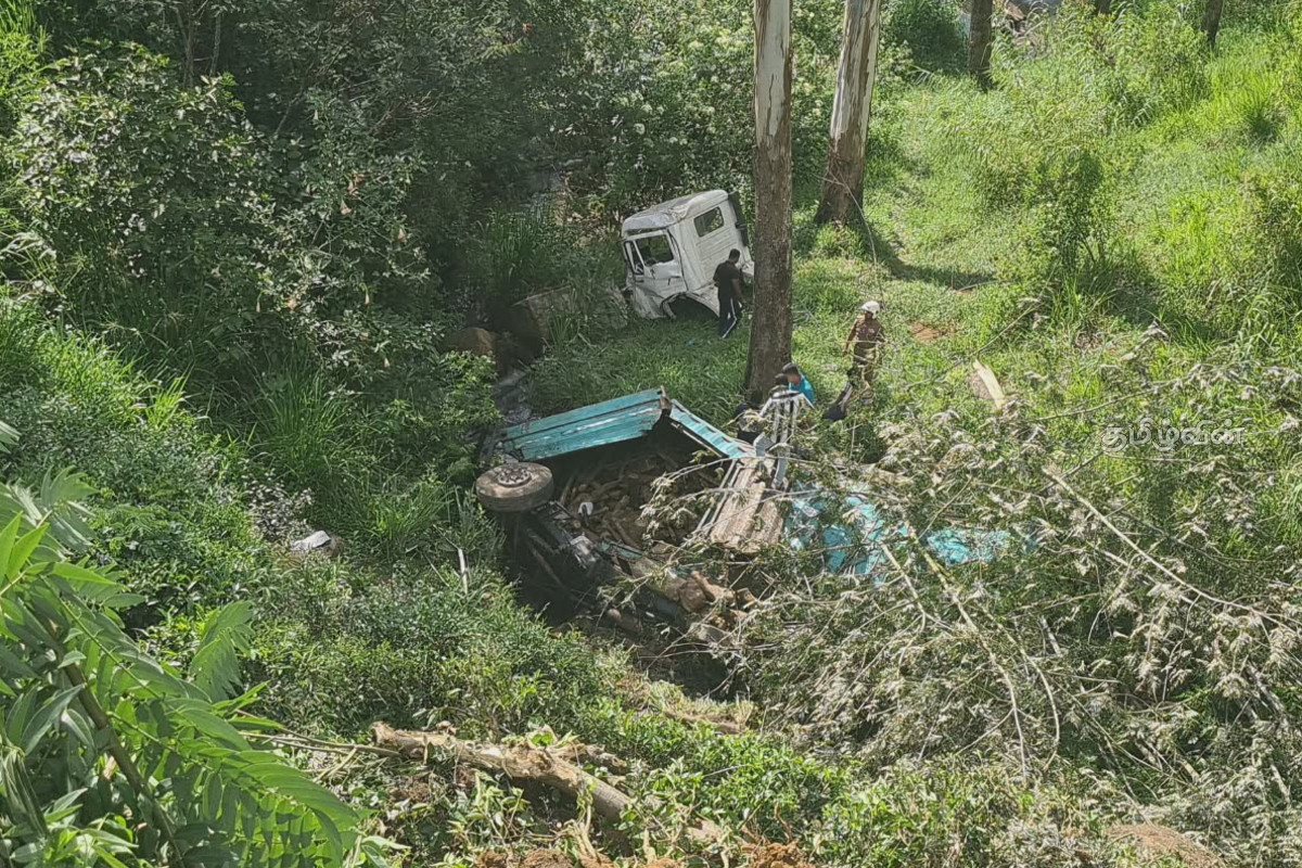 100 அடி பள்ளத்தில் பாய்ந்து லொறி விபத்து! இருவர் படுகாயம் | Lorry Falls Into 100 Foot Gorge Lindulai 2 Injured