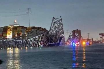 இலங்கை நோக்கி புறப்பட்ட ராட்சத கப்பல் பயங்கர விபத்து... அமெரிக்காவில் அவசர நிலை பிரகடனம்!