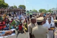 இலங்கை சிறையில் உள்ள கடற்றொழிலாளர்களை விடுவிக்க கோரி பாம்பன் பாலம் முன் போராட்டம்