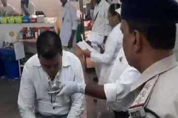 லஞ்சப் பணத்தை விழுங்கிய அதிகாரி! கையும் களவுமாக சிக்கிய வீடியோ