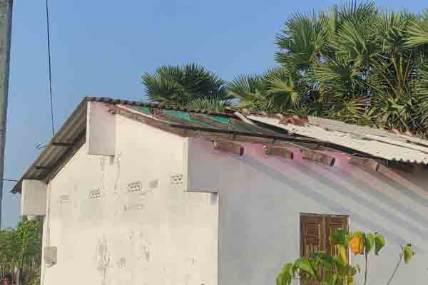 கடும் காற்றினால் வீடுகள் தூக்கி வீசப்பட்ட வீடுகள்! | Houses Blown Away By Strong Winds Mullaithivu