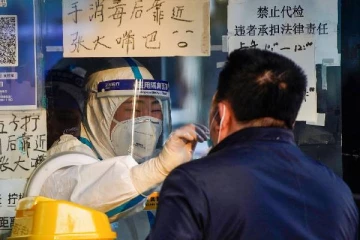 சீன விமான பயணி ஒருவரை வலைவீசித் தேடும் பிரபல நாடு: நாடுகடத்தவும் ஆணை