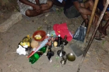 அம்பாறையில் பூஜைப் பொருட்களுடன் கைதான குழு ; நடத்தபடவிருந்த சட்டவிரோத செயல்