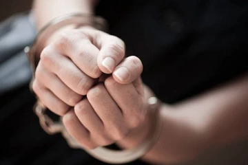 மட்டக்களப்பில் போயா தினத்தில் மதுபானம் விற்ற பெண் கைது