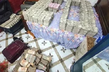 படுக்கையறையில் அள்ள அள்ள வந்த பண நோட்டுகள்! தலைசுற்றவைக்கும் புகைப்படங்கள்