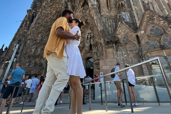 பொதுமக்கள் மத்தியில் நயன்தாராவை  நச்சுனு முத்தமிட்ட விக்னேஷ் சிவன் - தமிழ்நாடு