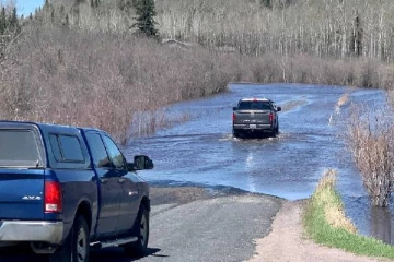 கனடாவில் நூற்றுக்கணக்கானோர் வீடுகளை விட்டு வெளியேற உத்தரவு