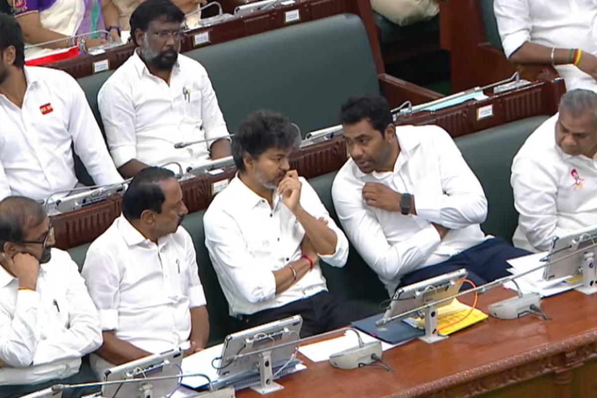 சட்டப்பேரவையில் இருக்கை மாற்றி அமர்ந்த முதல்வர் விஜய் | Cm Cm Vijay Seat Changed In The Tn Assembly சட்டப்பேரவையில் இருக்கை மாற்றி அமர்ந்த முதல்வர் விஜய் | Cm Cm Vijay Seat Changed In The Tn Assembly