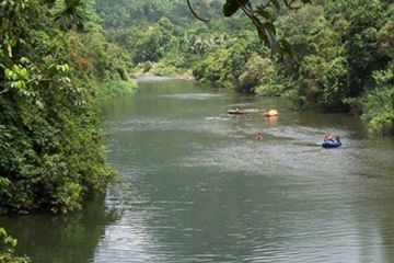 ஆற்றில் இனம் தெரியாத பெண்ணின் சடலம்; இறந்தது யார்? குழப்பத்தில் பொலிஸார்