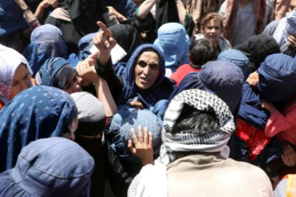 வாழ்விழந்து தவிக்கும் ஆப்கான் மக்கள் .. நெஞ்சை உலுக்கும் புகைப்படங்கள்! | Taliban Tightens Afghanistan Civilians Flee Homes வாழ்விழந்து தவிக்கும் ஆப்கான் மக்கள் .. நெஞ்சை உலுக்கும் புகைப்படங்கள்! | Taliban Tightens Afghanistan Civilians Flee Homes