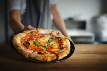 பீட்சா , மோர் பரிமாறு; டெல்லி நீதிமன்றம் விசித்திர உத்தரவு